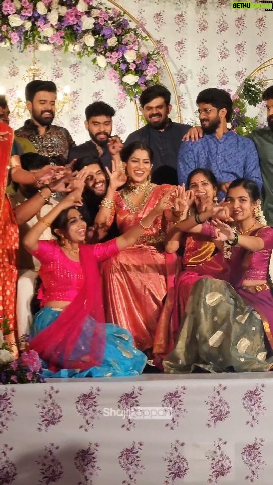 Swasika Instagram - കസിൻസിനൊപ്പം തകർപ്പൻ ഡാൻസുമായി സ്വാസിക 😍👌 #swasika . . . . . #swasikawedding #shortstories #shots #wedding #mollywood #swasikafans #training #trentingreels #marriage
