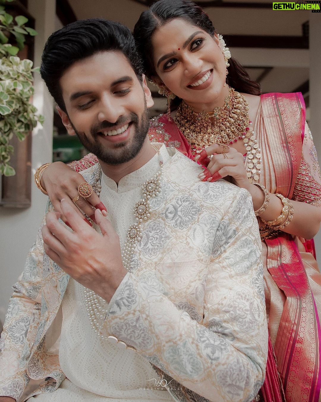 Swasika Instagram - PREM&SWASIKA Decided to do life together ❤️ Photography: @weddingbellsphotography Mua for Swasika : @abilashchickumakeupartist Mua for Prem : @makeoverbykichu Styling for swasika: @abilashchickumakeupartist Styling for prem: @amal_gop Special thanks : @nithinsuresh_su Blouse and dupatta : @jazaashdesignstudio Saree : @kanchivaram.in Prem’s dress : @men_in_q_wedding Ornaments: @ttdevassy Garland: @blackgold_designingstudio Events. @oyster_events_ Shot on: @canonindia_official #swasikavj #swasika #premjacob #wedding #ps4ever #swasamay Indriya Beach Resort and Spa, Cherai, Kochi
