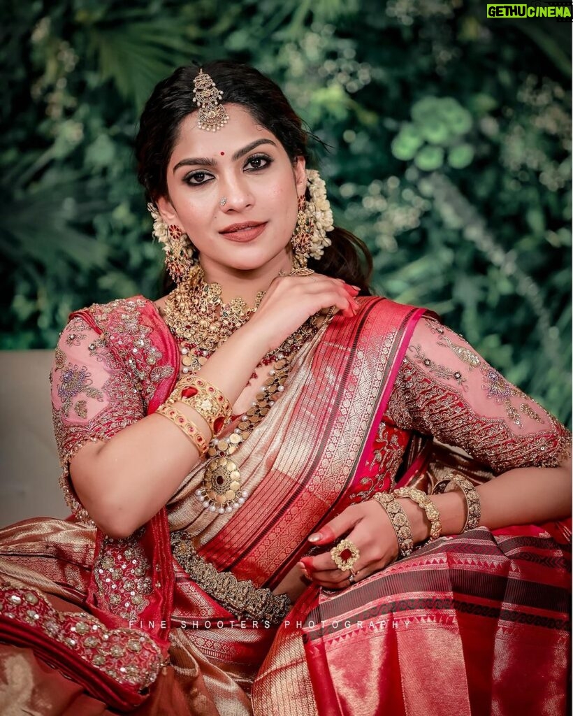 Swasika Instagram - My Sign For My Dearest @swasikavj 😍 📷 @abi_fine_shooters . A stunning saree design from @kanchivaram.in and @jazaashdesignstudio did the blouse works by matching with the saree with instructions by the stylist @abilashchickumakeupartist by putting all his efforts to bring out the details in it along with a hand embellished dupatta design to enhance her look in this saree in a traditional kerala style. A big salute to @abilashchickumakeupartist for all your efforts and the lovely styling. Jewellery @ttdevassy