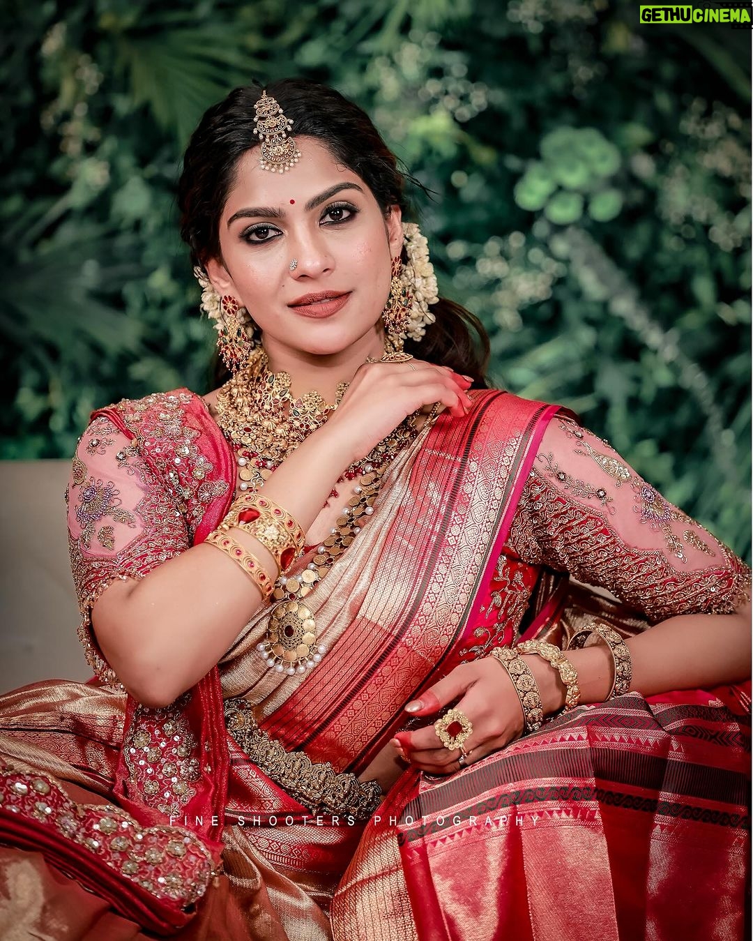 Swasika Instagram - My Sign For My Dearest @swasikavj π π· @abi_fine_shooters . A stunning saree design from @kanchivaram.in and @jazaashdesignstudio did the blouse works by matching with the saree with instructions by the stylist @abilashchickumakeupartist by putting all his efforts to bring out the details in it along with a hand embellished dupatta design to enhance her look in this saree in a traditional kerala style. A big salute to @abilashchickumakeupartist for all your efforts and the lovely styling. Jewellery @ttdevassy