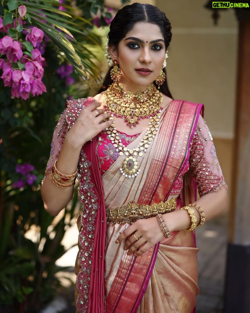 Swasika Instagram - Gorgeous Brides of this season @swasikavj❤️‍🔥 An outstanding wedding look specially designed for our gorgeous lady @swasikavj on her wedding day. A stunning saree design from @kanchivaram.in and @jazaashdesignstudio did the blouse works by matching with the saree with instructions by the stylist @abilashchickumakeupartist by putting all his efforts to bring out the details in it along with a hand embellished dupatta design to enhance her look in this saree in a traditional kerala style. A big salute to @abilashchickumakeupartist for all your efforts and the lovely styling. Jewellery @ttdevassy Photography @weddingbellsphotography ing #jazaash #2024designs #jazaashoutfits #celebritybride #swasika #sareefashion #keralastyle #bridesofjazaash #traditional #indiancouture #loveislove #love #instagram #fashion #fashiondesigner #handmade #dupattaveil #instagood #instadaily #indiancraftsmanship #instafashion #instafamily #keralawedding #bridesofindia #bridesofkerala.
