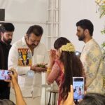 Swasika Instagram – സുരേഷ് ഗോപിക്ക് ദക്ഷിണ നൽകി കാൽ തൊട്ട് വന്ദിച്ച് അനുഗ്രഹം വാങ്ങി വധുവരന്മാർ…✨✨

സ്വാസികയും premum❤️vivaahitharaayi✨✨

സുരേഷ് ഗോപി സ്വാസികയുടെ കല്യാണത്തിന് വന്നപ്പോൾ ✨✨

@swasikavj @sureshgopi #Sureshgopi #swasika #swasikavj #swasikaprem #swasikawedding