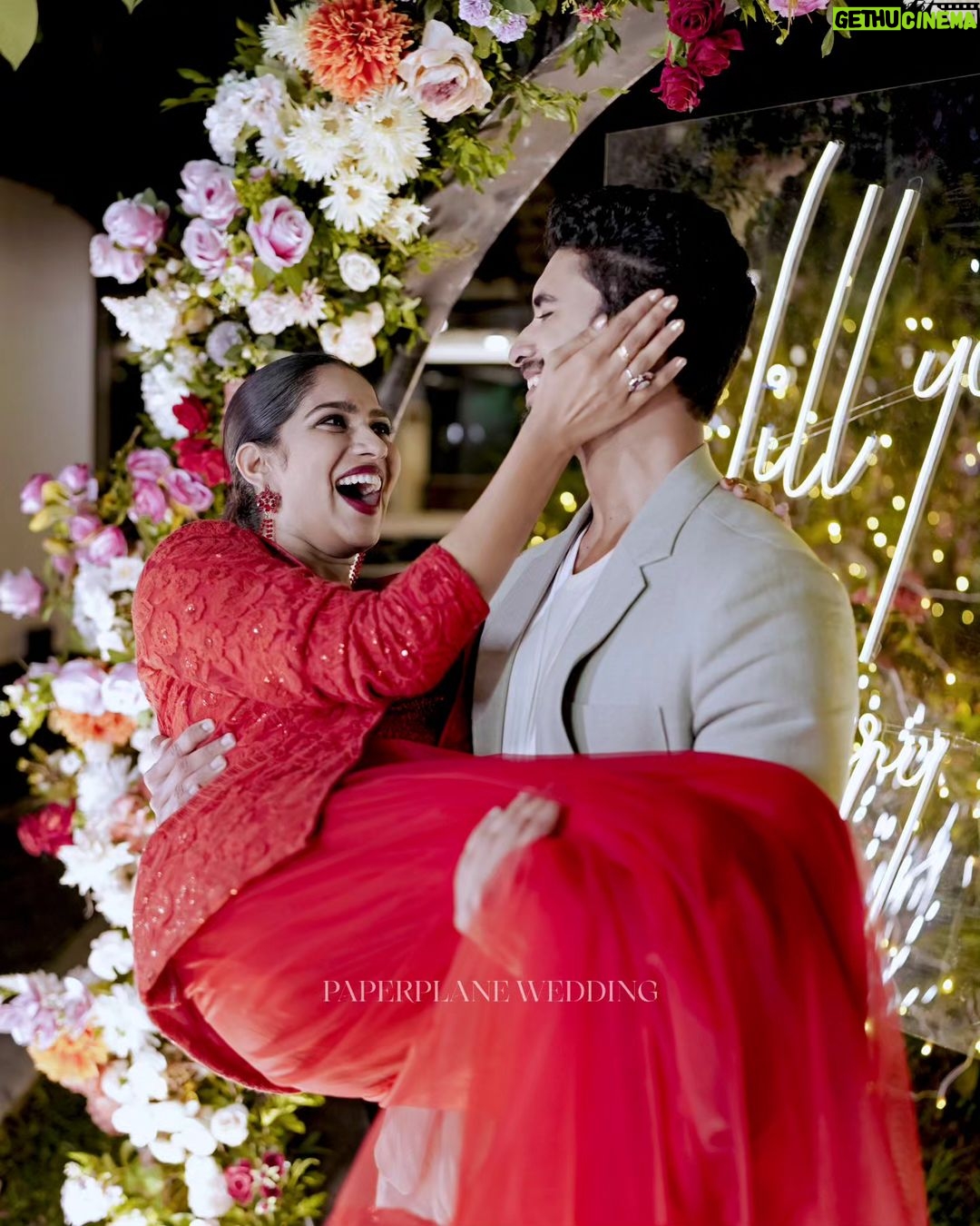 Swasika Instagram - The First Official Proposal 🥰🥰🥰 Mua : @abilashchickumakeupartist Swasikas Costume: @thantrek.design.couture Prem's Costume: @men_in_q_wedding Styling: @amal_gop Photography: @paper_plane_wedding Events : @pakyoweddings #ps4ever #psforever #swasikaprem #prem #wedding #love #marriage #loveisintheair #shoot #actors Cherai Beach, Kochi