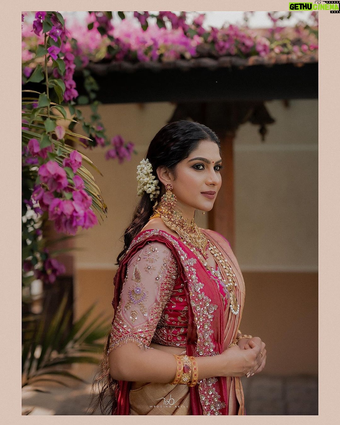 Swasika Instagram - PREM&SWASIKA Decided to do life together ❤️ Photography: @weddingbellsphotography Mua for Swasika : @abilashchickumakeupartist Mua for Prem : @makeoverbykichu Styling for swasika: @abilashchickumakeupartist Styling for prem: @amal_gop Special thanks : @nithinsuresh_su Blouse and dupatta : @jazaashdesignstudio Saree : @kanchivaram.in Prem’s dress : @men_in_q_wedding Ornaments: @ttdevassy Garland: @blackgold_designingstudio Events. @oyster_events_ Shot on: @canonindia_official #swasikavj #swasika #premjacob #wedding #ps4ever #swasamay Indriya Beach Resort and Spa, Cherai, Kochi