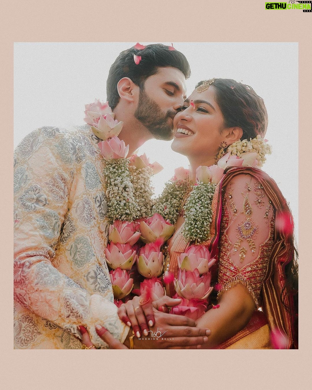 Swasika Instagram - PREM&SWASIKA Decided to do life together ❤️ Photography: @weddingbellsphotography Mua for Swasika : @abilashchickumakeupartist Mua for Prem : @makeoverbykichu Styling for swasika: @abilashchickumakeupartist Styling for prem: @amal_gop Special thanks : @nithinsuresh_su Blouse and dupatta : @jazaashdesignstudio Saree : @kanchivaram.in Prem’s dress : @men_in_q_wedding Ornaments: @ttdevassy Garland: @blackgold_designingstudio Events. @oyster_events_ Shot on: @canonindia_official #swasikavj #swasika #premjacob #wedding #ps4ever #swasamay Indriya Beach Resort and Spa, Cherai, Kochi