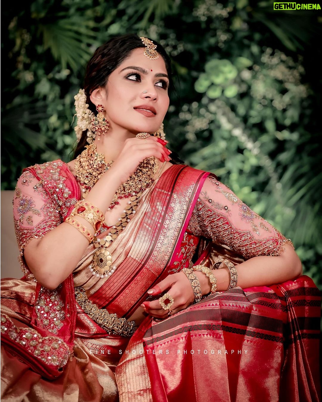 Swasika Instagram - My Sign For My Dearest @swasikavj π π· @abi_fine_shooters . A stunning saree design from @kanchivaram.in and @jazaashdesignstudio did the blouse works by matching with the saree with instructions by the stylist @abilashchickumakeupartist by putting all his efforts to bring out the details in it along with a hand embellished dupatta design to enhance her look in this saree in a traditional kerala style. A big salute to @abilashchickumakeupartist for all your efforts and the lovely styling. Jewellery @ttdevassy