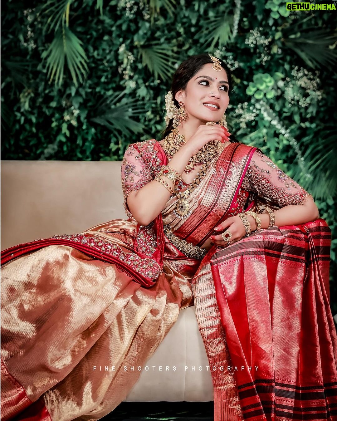 Swasika Instagram - My Sign For My Dearest @swasikavj π π· @abi_fine_shooters . A stunning saree design from @kanchivaram.in and @jazaashdesignstudio did the blouse works by matching with the saree with instructions by the stylist @abilashchickumakeupartist by putting all his efforts to bring out the details in it along with a hand embellished dupatta design to enhance her look in this saree in a traditional kerala style. A big salute to @abilashchickumakeupartist for all your efforts and the lovely styling. Jewellery @ttdevassy