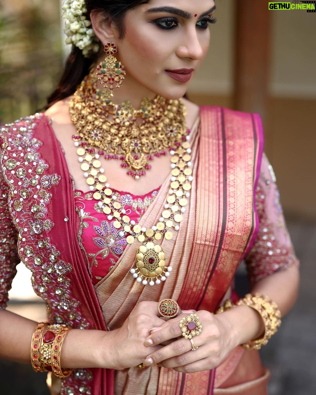 Swasika Instagram - Gorgeous Brides of this season @swasikavj❤️🔥 An outstanding wedding look specially designed for our gorgeous lady @swasikavj on her wedding day. A stunning saree design from @kanchivaram.in and @jazaashdesignstudio did the blouse works by matching with the saree with instructions by the stylist @abilashchickumakeupartist by putting all his efforts to bring out the details in it along with a hand embellished dupatta design to enhance her look in this saree in a traditional kerala style. A big salute to @abilashchickumakeupartist for all your efforts and the lovely styling. Jewellery @ttdevassy Photography @weddingbellsphotography ing #jazaash #2024designs #jazaashoutfits #celebritybride #swasika #sareefashion #keralastyle #bridesofjazaash #traditional #indiancouture #loveislove #love #instagram #fashion #fashiondesigner #handmade #dupattaveil #instagood #instadaily #indiancraftsmanship #instafashion #instafamily #keralawedding #bridesofindia #bridesofkerala.