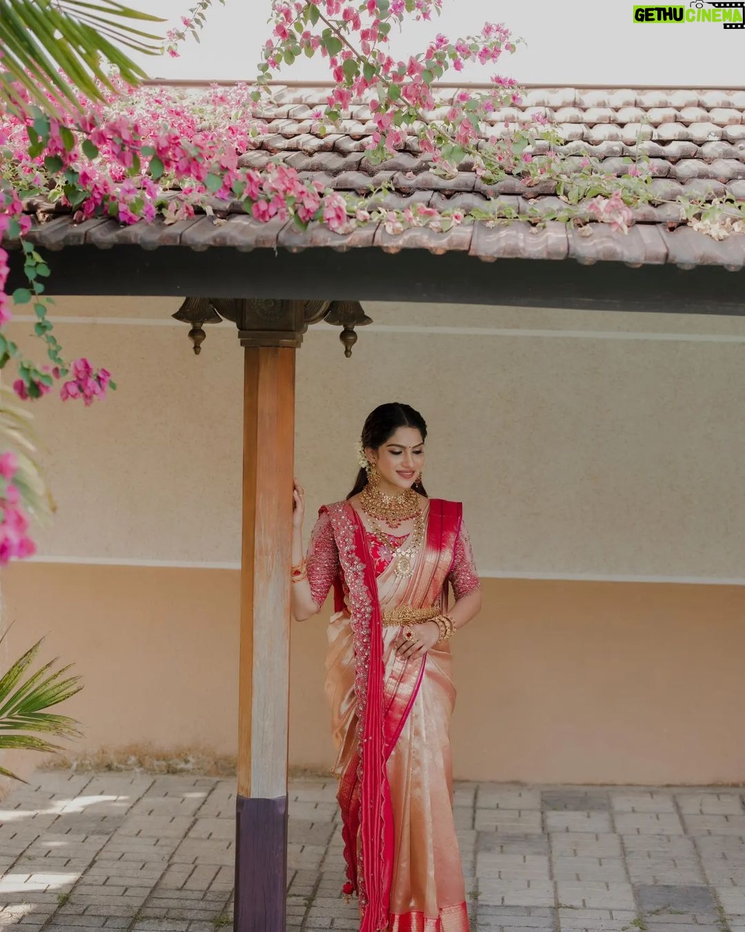 Swasika Instagram - Swasamayi ❤️ Mua for Swasika : @abilashchickumakeupartist Styling for swasika: @abilashchickumakeupartist Blouse and dupatta : @jazaashdesignstudio Saree : @kanchivaram.in Ornaments: @ttdevassy Photography: @weddingbellsphotography #swasikavj #swasika #premjacob #wedding #ps4ever #swasamay