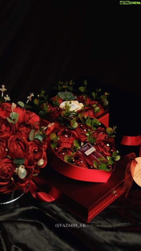 Swasika Instagram - പ്രേമിനുവേണ്ടി customise ചെയ്ത valentines gift ആണിത്. അത് വളരെ cute & secure ആയി,ഭംഗിയായി ചെയ്തു തന്നതിന് വളരെ നന്ദി. Thank you @yazmin_vk Unboxing video varunudeeeee😀 @yazmin_vk