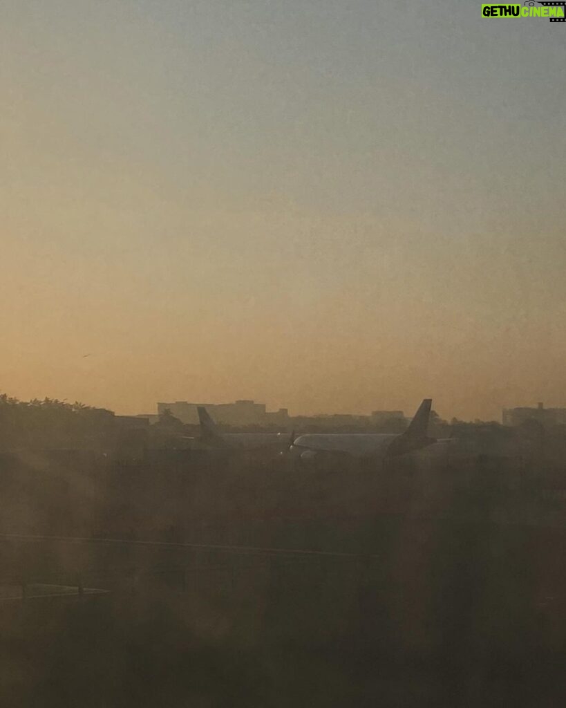 Swastika Mukherjee Instagram - মেয়ে স্কটল্যানডে গেল, ট্রেন সেই কাক ভোর এ - ফোন করে বলল, মা I am watching the sunrise. ওমা দুদিন পর দেখি আমার ও ঘরে ফেরার ফ্লাইট কাক ভোরে - সূর্যদয় দেখলাম ☀️ 💕 T2 Mumbai International Airport