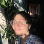 Swastika Mukherjee Instagram - বাবা বলত ঘর ও কথা বলে… তখন ছোটো ছিলাম কথাটা ঠিক বুঝতে পারিনি। বাবা মায়েরা কত গভীর কথা কত সহজে বলে দেয়। আমার ঘরের এই রোদ মাখা গাছ গাছালি গুলো আমার সবচেয়ে প্রিয়, শোয়ার ঘরে শুধু ঘুমোতে যাই, বাকি পুরো সময়টা এখানেই। মুম্বই থেকে কলকাতা ফিরে গেলে সবচেয়ে বেশি মন কেমন করে গাছগুলো আর পাড়ার পোষ্য গুলোর জন্য। ডাল কেটে বসালে বেশ ওরা নিজের মতন করে বড় হবে - এমন গাছ জানা থাকলে আমায় জানাবেন 🌿🌼 Thank you বাবা ~ ঘর সত্যি কথা বলে গো। Versova, Yari Road
