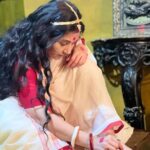 Swastika Mukherjee Instagram – শট এর অপেক্ষা করতে করতে সেট এ তোলা ছবি 🌹🥰
আমার মা খুব আলতা পরতে ভালবাসত। কাজের জন্য আমিও চান্স পেলেই পরি। মা এর পা দুটো কি সুন্দর লাগত – ভাবি আমার পা টাও যদি কোনদিন ওমন সুন্দর লাগে… 

Behind the scenes of #bijoyarpore