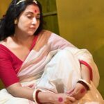 Swastika Mukherjee Instagram – শট এর অপেক্ষা করতে করতে সেট এ তোলা ছবি 🌹🥰
আমার মা খুব আলতা পরতে ভালবাসত। কাজের জন্য আমিও চান্স পেলেই পরি। মা এর পা দুটো কি সুন্দর লাগত – ভাবি আমার পা টাও যদি কোনদিন ওমন সুন্দর লাগে… 

Behind the scenes of #bijoyarpore