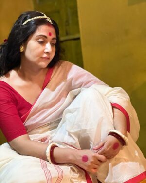 Swastika Mukherjee Instagram - শট এর অপেক্ষা করতে করতে সেট এ তোলা ছবি 🌹🥰
আমার মা খুব আলতা পরতে ভালবাসত। কাজের জন্য আমিও চান্স পেলেই পরি। মা এর পা দুটো কি সুন্দর লাগত - ভাবি আমার পা টাও যদি কোনদিন ওমন সুন্দর লাগে… 

Behind the scenes of #bijoyarpore