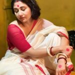 Swastika Mukherjee Instagram – শট এর অপেক্ষা করতে করতে সেট এ তোলা ছবি 🌹🥰
আমার মা খুব আলতা পরতে ভালবাসত। কাজের জন্য আমিও চান্স পেলেই পরি। মা এর পা দুটো কি সুন্দর লাগত – ভাবি আমার পা টাও যদি কোনদিন ওমন সুন্দর লাগে… 

Behind the scenes of #bijoyarpore