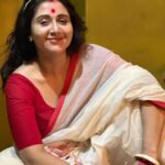 Swastika Mukherjee Instagram – শট এর অপেক্ষা করতে করতে সেট এ তোলা ছবি 🌹🥰
আমার মা খুব আলতা পরতে ভালবাসত। কাজের জন্য আমিও চান্স পেলেই পরি। মা এর পা দুটো কি সুন্দর লাগত – ভাবি আমার পা টাও যদি কোনদিন ওমন সুন্দর লাগে… 

Behind the scenes of #bijoyarpore