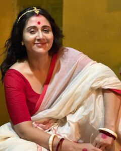 Swastika Mukherjee Instagram - শট এর অপেক্ষা করতে করতে সেট এ তোলা ছবি 🌹🥰 আমার মা খুব আলতা পরতে ভালবাসত। কাজের জন্য আমিও চান্স পেলেই পরি। মা এর পা দুটো কি সুন্দর লাগত - ভাবি আমার পা টাও যদি কোনদিন ওমন সুন্দর লাগে… Behind the scenes of #bijoyarpore
