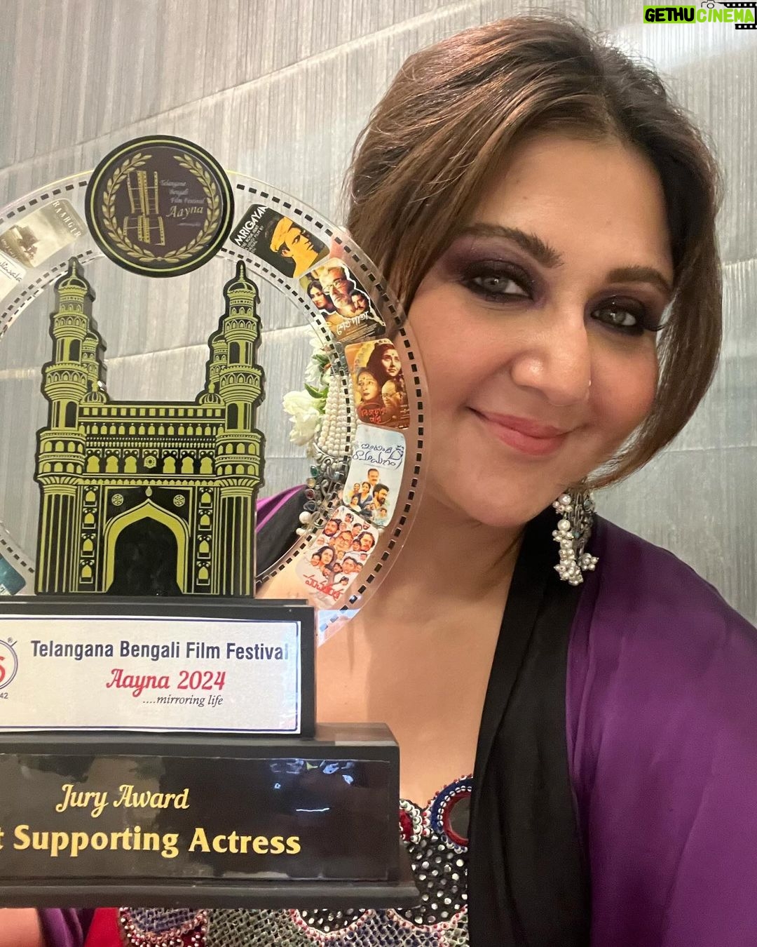 Swastika Mukherjee Instagram - We are the happiest when we receive accolades for our hard work. I just got TWO ๐น๐น Best supporting actress JURY Best supporting actress POPULAR for my film #BijoyarPore at the Telengana Bengali Film Festival. Thank you @abhijitsridasofficial for trusting me with Mrinmoyee. A film is always a team effort. Itโs a win for the team. . Thank you @sumanakanjilal di for having me over. And cheers to the entire team of @bangaleesamity_hyderabad for the warmth and love ๐ Thank you @nupurkanoi for being there with me on my special day. Outfit - @nupurkanoiofficial @nupurkanoi Make up - @prosenjit4867 Hair - yours truly Hyderabad