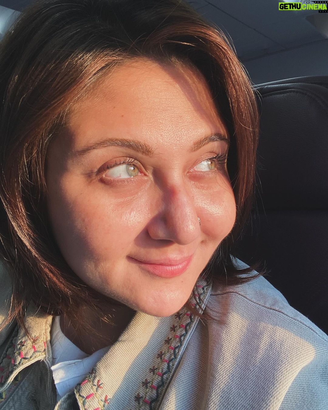 Swastika Mukherjee Instagram - মেয়ে স্কটল্যানডে গেল, ট্রেন সেই কাক ভোর এ - ফোন করে বলল, মা I am watching the sunrise. ওমা দুদিন পর দেখি আমার ও ঘরে ফেরার ফ্লাইট কাক ভোরে - সূর্যদয় দেখলাম ☀️ 💕 T2 Mumbai International Airport