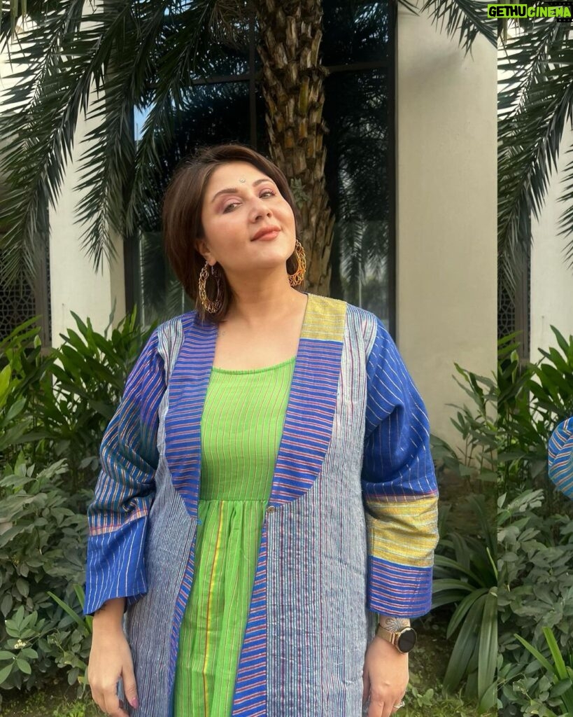 Swastika Mukherjee Instagram - A gentle reminder: Bindi goes with everything. 💚❤️ Outfit: @paromitabanerjee InterContinental Dhaka