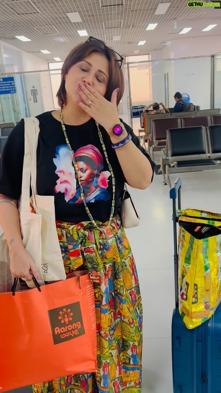 Swastika Mukherjee Instagram - Thank you, Bangladesh, for all the warmth and truck loads of love đ¸â¤ī¸ And special mention to @ott_tshirts for this super comfortable T- shirt. I donât wear much T- shirts but this one has been a favourite in this trip. . And @vermilion.getdressed āϝā§āĻŽāύ āĻŦāϞā§āĻāĻŋāϞāĻžāĻŽ - āύāĻž āĻā§āĻāĻĄāĻŧāĻž āĻ
āĻŦāĻĻāĻŋ āĻĒāϰāĻžāĻŖā§ āĻāĻŦāĻ āĻĒāϰāύ⧠āĻĨāĻžāĻāĻŦā§ đš