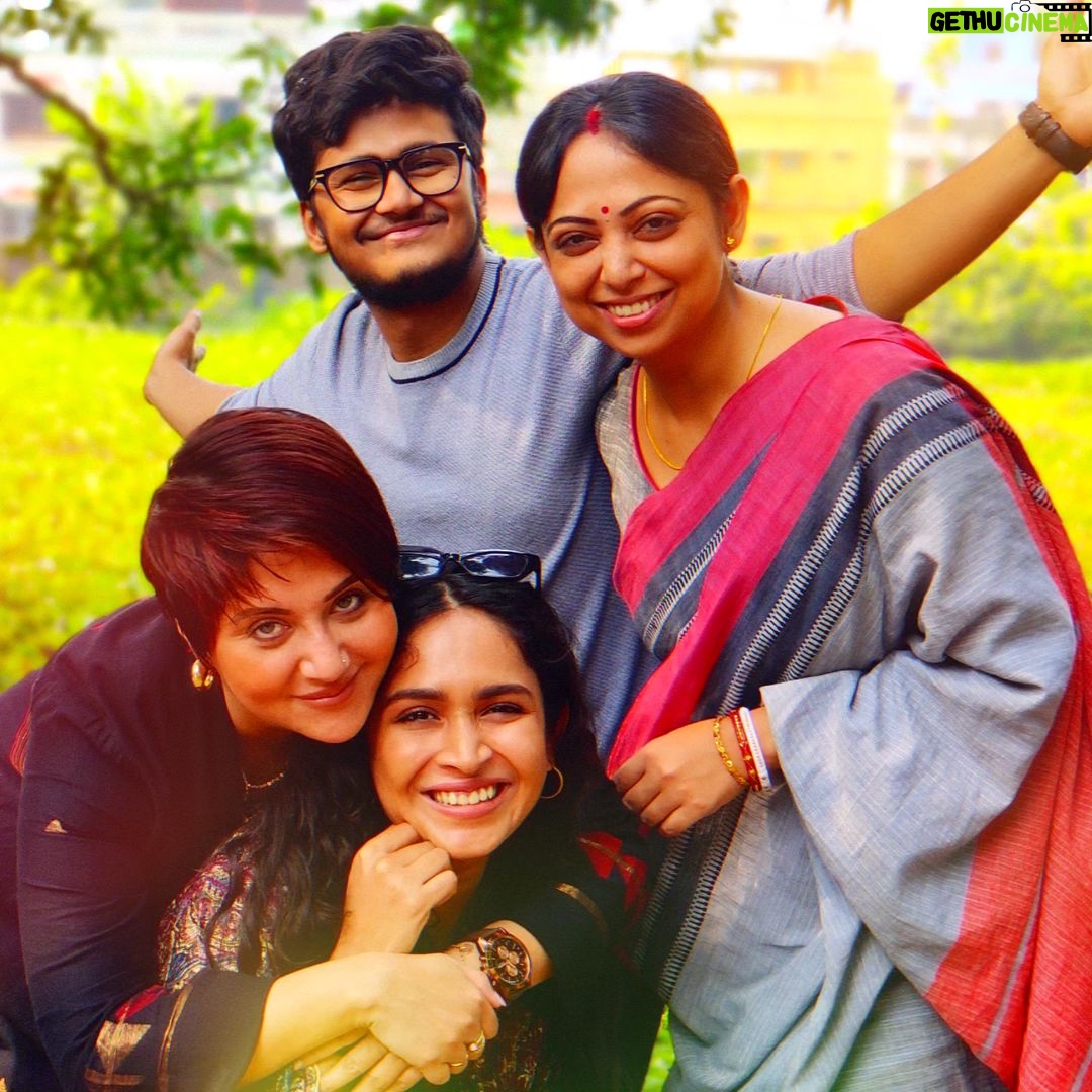 Swastika Mukherjee Instagram - The wonderful people of our wonderful family! Watch our story of love, heartbreak, camaraderie and bonding with your loved ones, at theatres near you! 💚 'বিজয়ার পরে' 🎬 A film by @abhijitsridasofficial IN CINEMAS NOW - BOOK TICKETS ON @bookmyshowin - LINK IN BIO!🎟️🎫 See you at the cinemas!🎥💛 #BijoyarPore #InCinemasNow #bengalicinema @swastikamukherjee13 @kheyac @mishkahalim @srj_motionpictures @adverbpr @ranajoybhattacharjee @lagnajitaofficial Kolkata