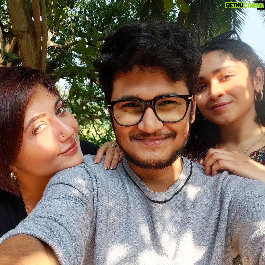 Swastika Mukherjee Instagram - আমাদের পরিবার সিনেমা নিয়ে চলে এসেছে!💛 'বিজয়ার পরে' 🎬 আজ থেকে আপনাদের নিকটবর্তী প্রেক্ষাগৃহে!💚 দেখা হচ্ছে! Book tickets on @bookmyshowin - LINK IN BIO!❤️ @swastikamukherjee13 @kheyac @abhijitsridasofficial @sridasreels @ranajoybhattacharjee @srj_motionpictures #BijoyarPore #InCinemasNow #bengalicinema Kolkata