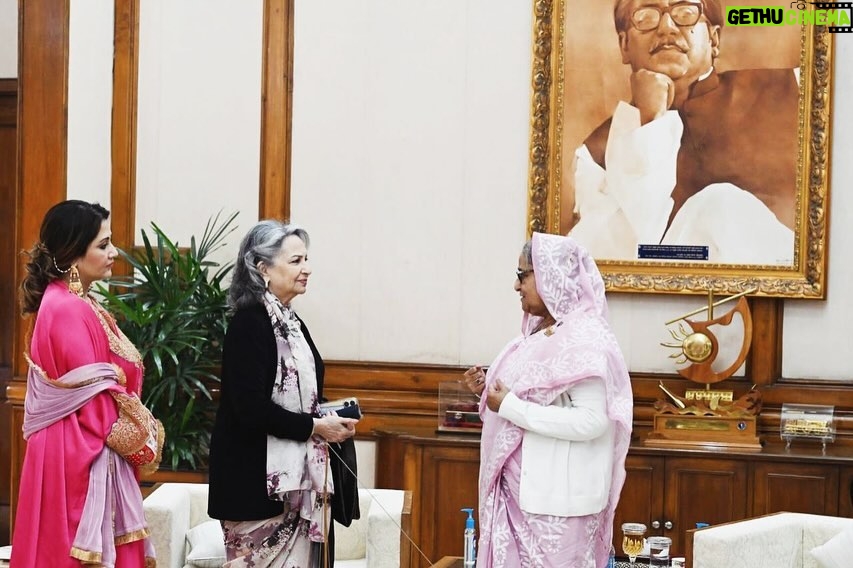 Swastika Mukherjee Instagram - It was such a magnificent surprise to receive an invitation to meet the Honourable Prime Minister of Bangladesh, Ma’am Sheikh Hasina and a huge honour to be at her residence to spend an hour with her. To be in the same space with stalwarts from my country, Sharmila Tagore ma’am and Mama pishi (Mamata Shankar), & Dr. Shohini Ghosh was a proud moment for me. I had the best delicacies of Dhaka at her residence and the tea was nothing I have ever had before. Thank you Director, Ahmed Muztaba Zamal of @dicff_filmfest for making this a possibility for us. Thank you @kaushik.taposh for helping me put @lipstickler ‘s name on the list. I didn’t want her to miss this once in a lifetime opportunity. The honourable PM is humble beyond words, elegant & graceful. She spoke about her kids like any other mother. I feel proud of myself. I wish my parents were here to be a part of this journey. I am so happy for you @tul_palav for being a part of this special day. The gorgeous ensemble belongs to them 💝