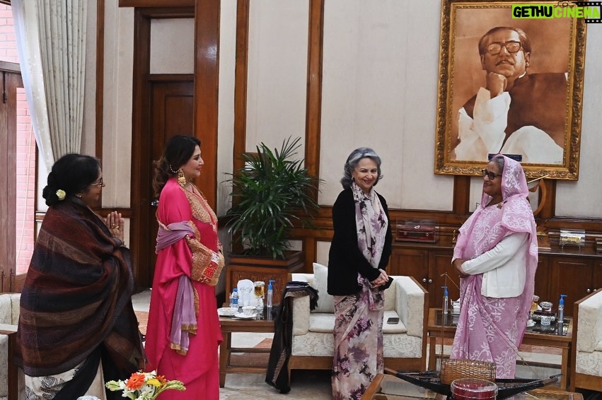 Swastika Mukherjee Instagram - It was such a magnificent surprise to receive an invitation to meet the Honourable Prime Minister of Bangladesh, Ma’am Sheikh Hasina and a huge honour to be at her residence to spend an hour with her. To be in the same space with stalwarts from my country, Sharmila Tagore ma’am and Mama pishi (Mamata Shankar), & Dr. Shohini Ghosh was a proud moment for me. I had the best delicacies of Dhaka at her residence and the tea was nothing I have ever had before. Thank you Director, Ahmed Muztaba Zamal of @dicff_filmfest for making this a possibility for us. Thank you @kaushik.taposh for helping me put @lipstickler ‘s name on the list. I didn’t want her to miss this once in a lifetime opportunity. The honourable PM is humble beyond words, elegant & graceful. She spoke about her kids like any other mother. I feel proud of myself. I wish my parents were here to be a part of this journey. I am so happy for you @tul_palav for being a part of this special day. The gorgeous ensemble belongs to them 💝