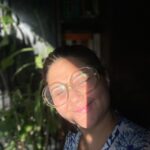 Swastika Mukherjee Instagram - বাবা বলত ঘর ও কথা বলে… তখন ছোটো ছিলাম কথাটা ঠিক বুঝতে পারিনি। বাবা মায়েরা কত গভীর কথা কত সহজে বলে দেয়। আমার ঘরের এই রোদ মাখা গাছ গাছালি গুলো আমার সবচেয়ে প্রিয়, শোয়ার ঘরে শুধু ঘুমোতে যাই, বাকি পুরো সময়টা এখানেই। মুম্বই থেকে কলকাতা ফিরে গেলে সবচেয়ে বেশি মন কেমন করে গাছগুলো আর পাড়ার পোষ্য গুলোর জন্য। ডাল কেটে বসালে বেশ ওরা নিজের মতন করে বড় হবে - এমন গাছ জানা থাকলে আমায় জানাবেন 🌿🌼 Thank you বাবা ~ ঘর সত্যি কথা বলে গো। Versova, Yari Road