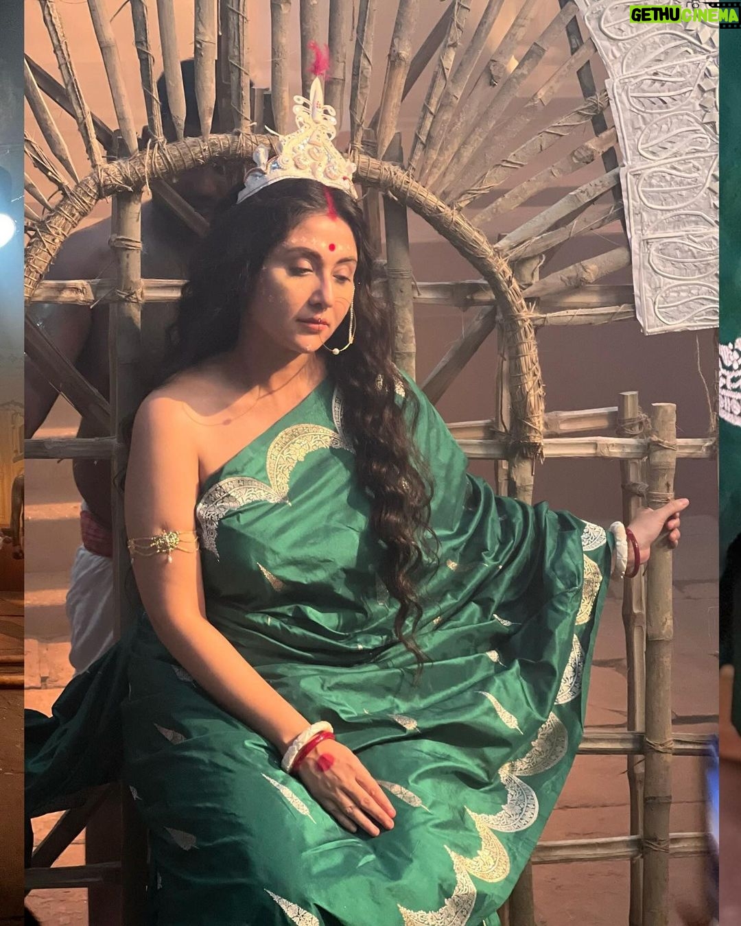 Swastika Mukherjee Instagram - BIJOYAR PORE running in THEATRES! Book your tickets and watch it if you haven’t already. Thank you @designsbymitanghosh for this gorgeous Banarasi 🌸 Styled by @rabhisek Mua : @prosenjit4867 Hair : @mallicknita.bigbi #bijoyarpore #cinema #films2024 Kolkata
