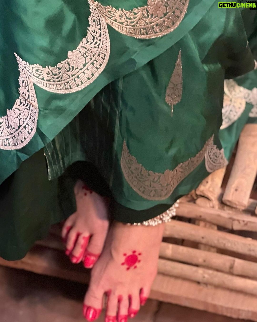 Swastika Mukherjee Instagram - BIJOYAR PORE running in THEATRES! Book your tickets and watch it if you haven’t already. Thank you @designsbymitanghosh for this gorgeous Banarasi 🌸 Styled by @rabhisek Mua : @prosenjit4867 Hair : @mallicknita.bigbi #bijoyarpore #cinema #films2024 Kolkata
