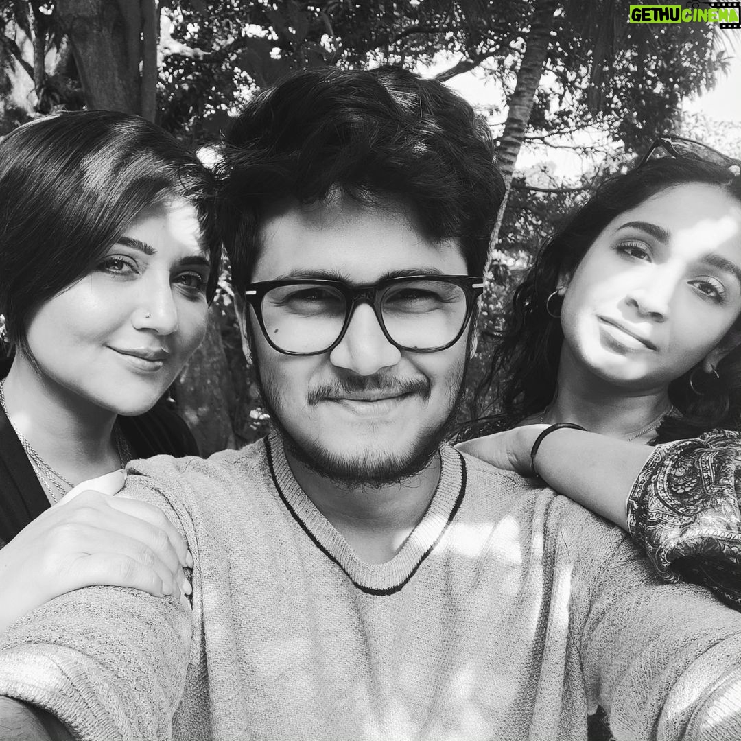 Swastika Mukherjee Instagram - আমাদের পরিবার সিনেমা নিয়ে চলে এসেছে!💛 'বিজয়ার পরে' 🎬 আজ থেকে আপনাদের নিকটবর্তী প্রেক্ষাগৃহে!💚 দেখা হচ্ছে! Book tickets on @bookmyshowin - LINK IN BIO!❤️ @swastikamukherjee13 @kheyac @abhijitsridasofficial @sridasreels @ranajoybhattacharjee @srj_motionpictures #BijoyarPore #InCinemasNow #bengalicinema Kolkata