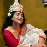 Swastika Mukherjee Instagram - শট এর অপেক্ষা করতে করতে সেট এ তোলা ছবি 🌹🥰 আমার মা খুব আলতা পরতে ভালবাসত। কাজের জন্য আমিও চান্স পেলেই পরি। মা এর পা দুটো কি সুন্দর লাগত - ভাবি আমার পা টাও যদি কোনদিন ওমন সুন্দর লাগে… Behind the scenes of #bijoyarpore