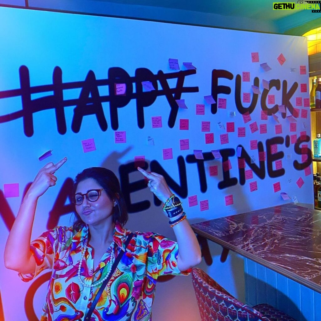 Swastika Mukherjee Instagram - Single people !! Fucking rejoice 💃🏽🙌🏽 Bandra Mitron