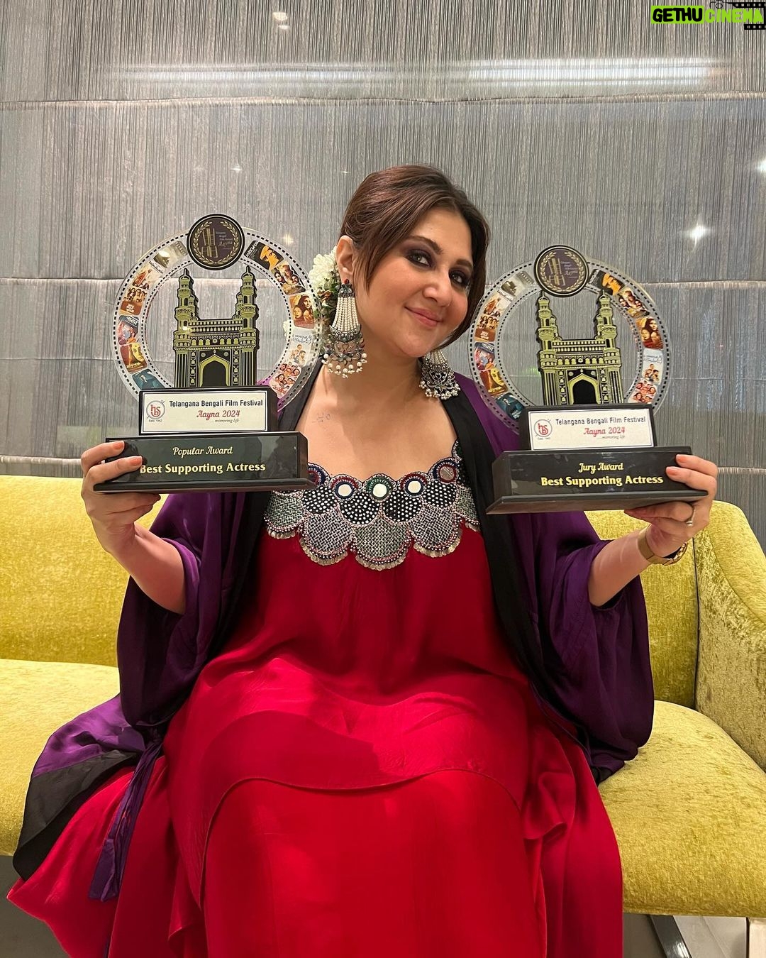 Swastika Mukherjee Instagram - We are the happiest when we receive accolades for our hard work. I just got TWO ๐น๐น Best supporting actress JURY Best supporting actress POPULAR for my film #BijoyarPore at the Telengana Bengali Film Festival. Thank you @abhijitsridasofficial for trusting me with Mrinmoyee. A film is always a team effort. Itโs a win for the team. . Thank you @sumanakanjilal di for having me over. And cheers to the entire team of @bangaleesamity_hyderabad for the warmth and love ๐ Thank you @nupurkanoi for being there with me on my special day. Outfit - @nupurkanoiofficial @nupurkanoi Make up - @prosenjit4867 Hair - yours truly Hyderabad