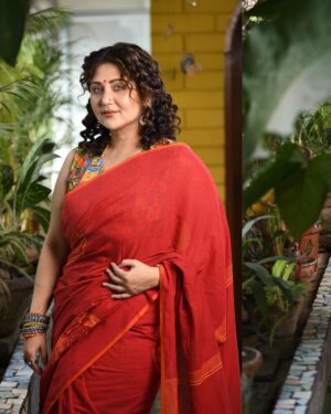 Swastika Mukherjee Instagram - We all wear sarees. I love wearing them everyday. This spring buy this INDIE collection from ANJALI
Be a part of this cause. These saris have been hand block printed by resident artists - people with psychosocial disabilities living in government mental institutions. 

@anjali_mentalhealth is an organisation that works towards the recovery of people with psychosocial disabilities. 
It is a feminist intersectional organisation working towards securing positive mental health for all. 
Thank you @ratnaboli @piya_chakraborty @biswaskathakali for having me on board. 

Presenting the second in their series, LAAL  BAAGH 🐯 
🔹For details contact 
🔺Rakhi +91 8276-805012

MUA: @prosenjit4867 
Hairstylist: @mallicknita.bigbi 
Styling: Swastika Mukherjee 
Photographer: @sarkardebarshi19 
Blouse: @vermilion.getdressed 

#womensday #womensupportingwomen #womeninbusiness #womenfashion #womensday2024