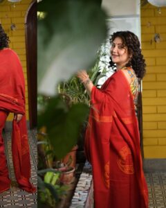 Swastika Mukherjee Instagram - We all wear sarees. I love wearing them everyday. This spring buy this INDIE collection from ANJALI Be a part of this cause. These saris have been hand block printed by resident artists - people with psychosocial disabilities living in government mental institutions. @anjali_mentalhealth is an organisation that works towards the recovery of people with psychosocial disabilities. It is a feminist intersectional organisation working towards securing positive mental health for all. Thank you @ratnaboli @piya_chakraborty @biswaskathakali for having me on board. Presenting the second in their series, LAAL BAAGH 🐯 🔹For details contact 🔺Rakhi +91 8276-805012 MUA: @prosenjit4867 Hairstylist: @mallicknita.bigbi Styling: Swastika Mukherjee Photographer: @sarkardebarshi19 Blouse: @vermilion.getdressed #womensday #womensupportingwomen #womeninbusiness #womenfashion #womensday2024 Kolkata