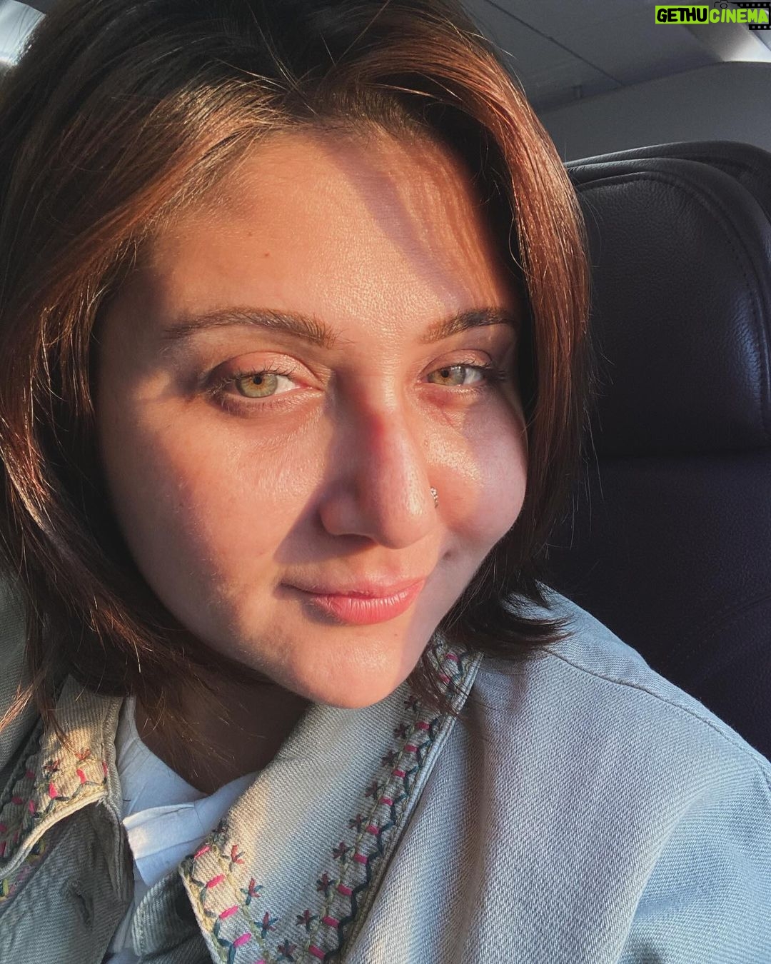 Swastika Mukherjee Instagram - মেয়ে স্কটল্যানডে গেল, ট্রেন সেই কাক ভোর এ - ফোন করে বলল, মা I am watching the sunrise. ওমা দুদিন পর দেখি আমার ও ঘরে ফেরার ফ্লাইট কাক ভোরে - সূর্যদয় দেখলাম ☀️ 💕 T2 Mumbai International Airport