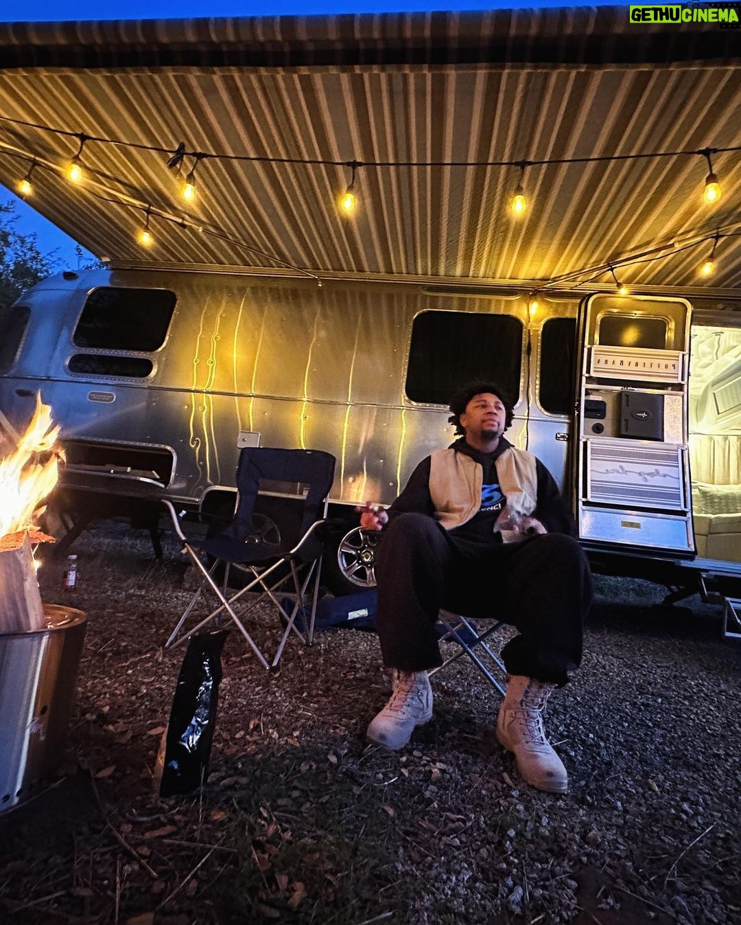 Swizz Beatz Instagram - Day at the farm with my Big Guy ๐๐ฝhaving Big 2024 and beyond talks๐ค๐พ and yes we had a horse at the farm ๐
๐จ Spending time with ones you love and just having real convo is the biggest Flex in 2024 so far ๐๐ฝ blessings