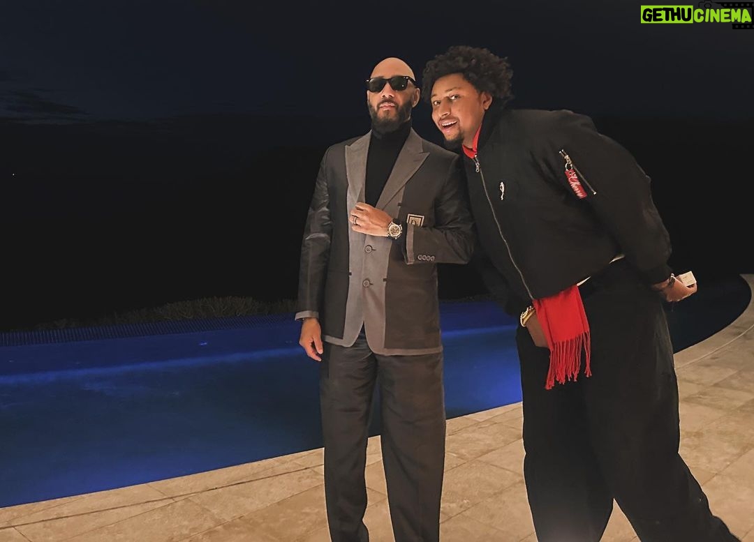 Swizz Beatz Instagram - Happy New Years to you and yours ππππ Simple family love time and good vibrations π€πΎLess noise is more satisfaction π€π€π€ Focused more that ever whatβs your Big plans ???? Love the Deans ππππ