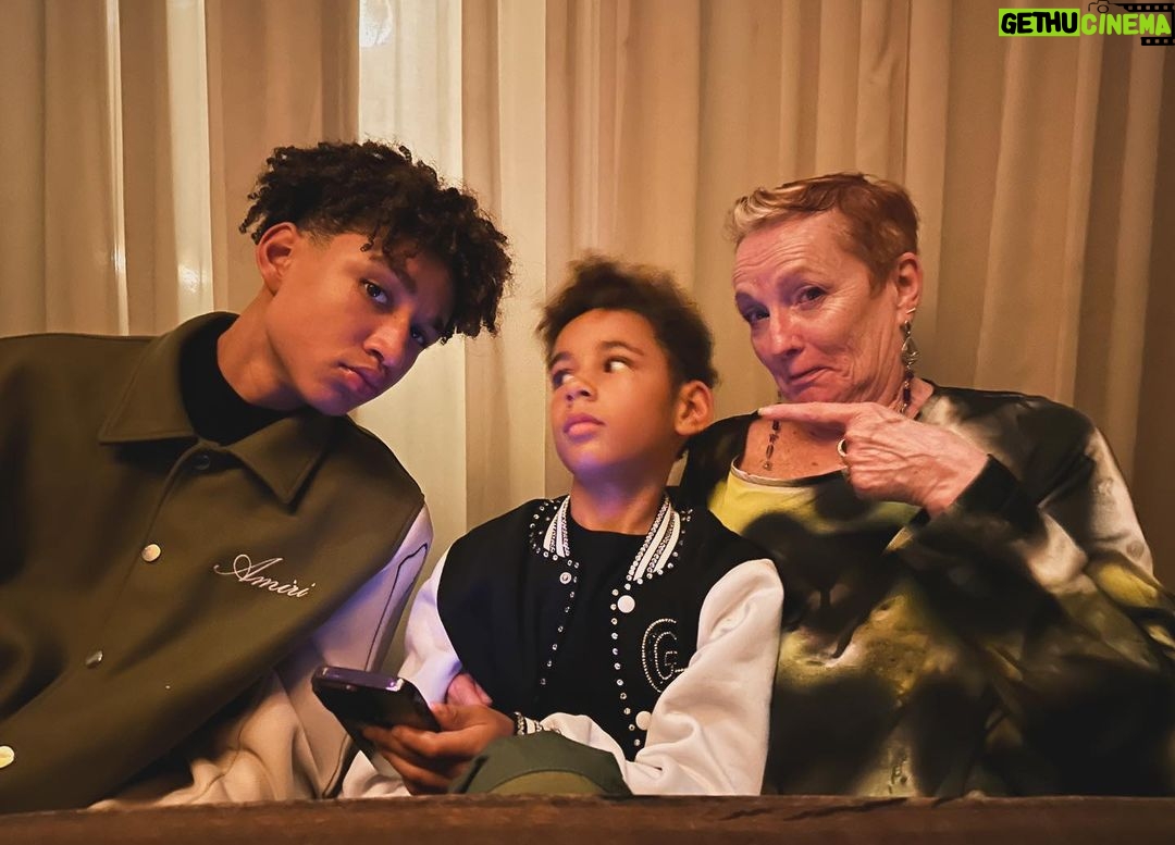 Swizz Beatz Instagram - Happy New Years to you and yours ππππ Simple family love time and good vibrations π€πΎLess noise is more satisfaction π€π€π€ Focused more that ever whatβs your Big plans ???? Love the Deans ππππ