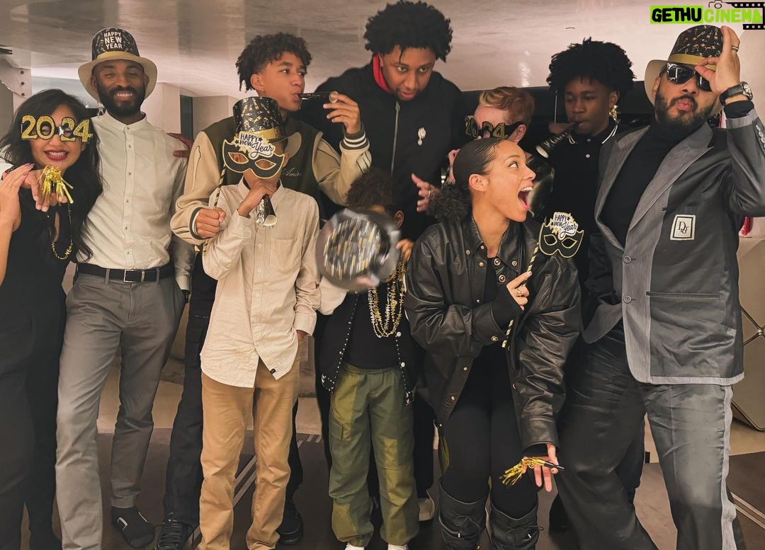 Swizz Beatz Instagram - Happy New Years to you and yours ππππ Simple family love time and good vibrations π€πΎLess noise is more satisfaction π€π€π€ Focused more that ever whatβs your Big plans ???? Love the Deans ππππ
