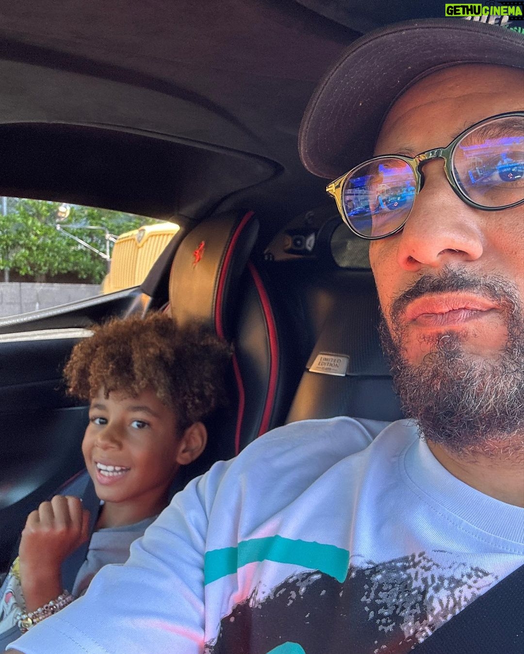 Swizz Beatz Instagram - Happy international Sons Day🤍🤍🤍 Blessings to all the future Kings 🙏🏽 These are my best friends🤍🤍🤍 love you guys so much ….. #happyinternationalsonsday 🤍🤍🤍🤍 Them Deans #Drive