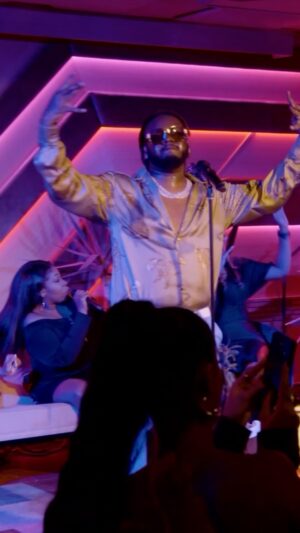 T-Pain Instagram - IT’S FRIDAY NIGHT AND I FEEL ALRIGHT 🕺🏾 #ontopofthecovers