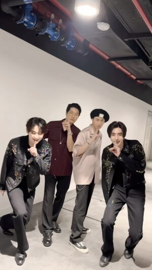 Tablo Instagram - 자신있게 춤 못 추기 my body says I suck at dancing but my face says i’m amazing @enhypen @blobyblo @realtukutz #SweetVenom