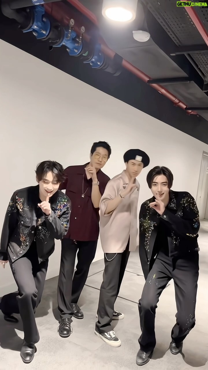 Tablo - 61.3K Likes - 자신있게 춤 못 추기 my body says I suck at dancing but my face says i’m amazing @enhypen @blobyblo @realtukutz #SweetVenom
