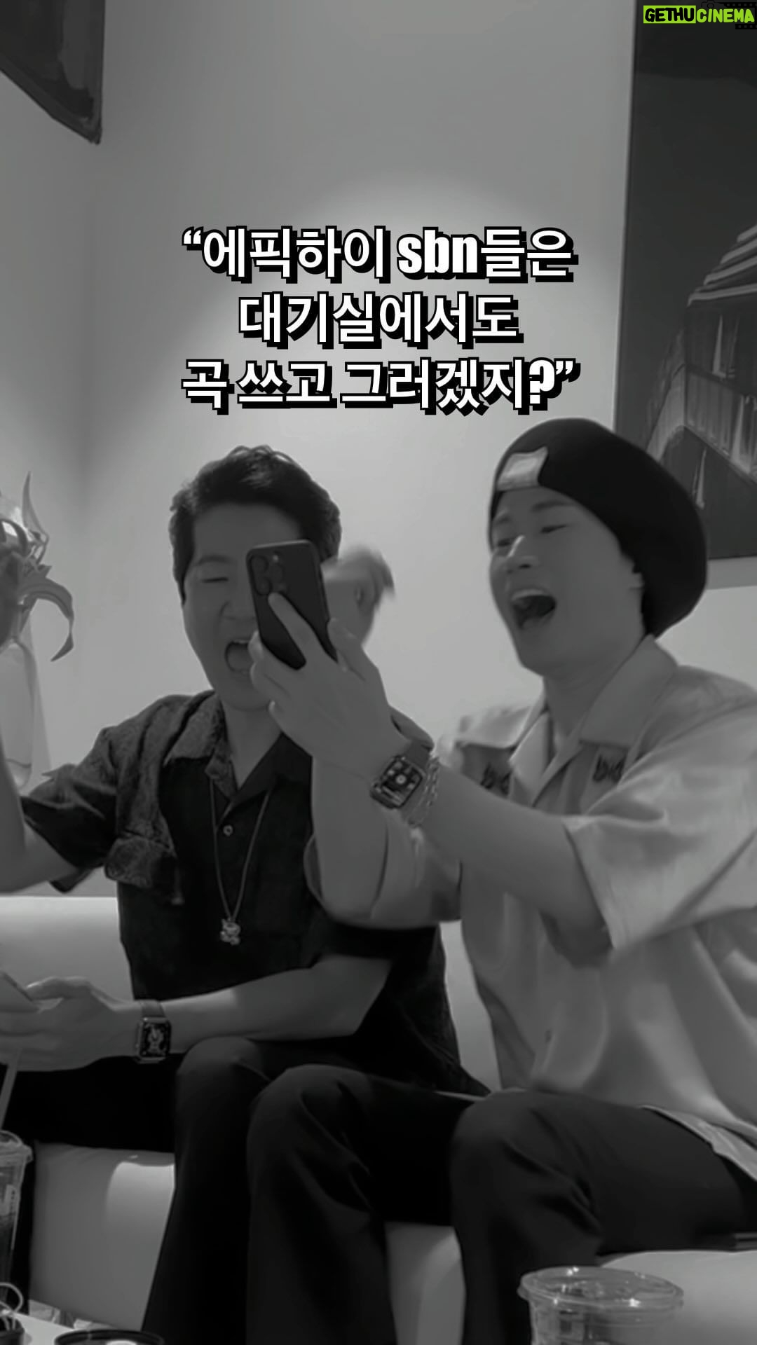 Tablo - 42.3K Likes - 더 웃긴게 미쓰라는 하도 익숙해서 쳐다보지도 않고 넷플릭스 봄 this is literally what we do backstage #에픽하이 #EpikHigh