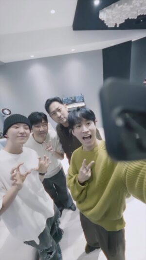 Tablo Instagram - EPIK HIGH x HOSHI Screen Time drops today!!! #shorts #epikhigh #hoshi

Epik High - Screen Time ft. Hoshi of SEVENTEEN 11/1 6pm KST 🔔